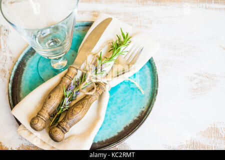 Sommerzeit-Tischdekoration mit frischem Rosmarin Gewürz auf rustikalen Hintergrund Stockfoto