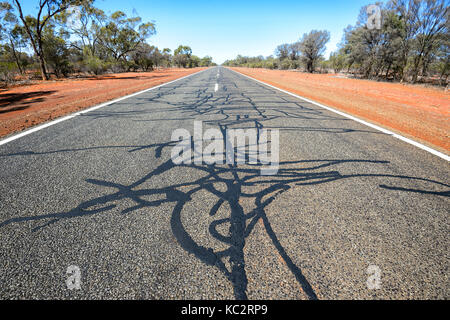 Stark gepatchte Teil der Mitchell Highway oder Matilda Weg in der Nähe von Bourke, New South Wales, NSW, Australien Stockfoto