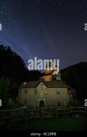 Italien, Trentino Alto Adige, Nonstal, Sternenhimmel über St. Romedio Heiligtum. Stockfoto