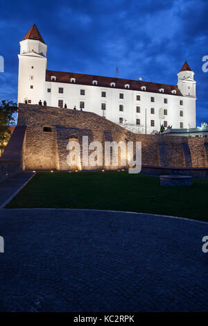 Die Slowakei, Bratislava Burg (bratislavsky Hrad) beleuchtet in der Nacht, historischen Wahrzeichen der Stadt. Stockfoto