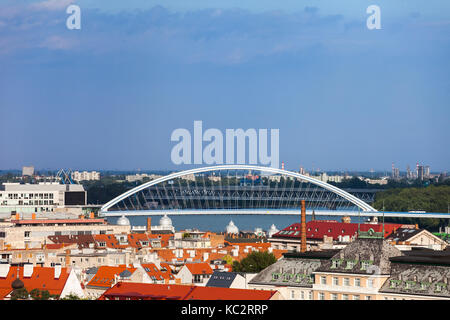 Bratislava, Hauptstadt, Skyline, Stadtbild mit Apollo Brücke, Slowakei Stockfoto