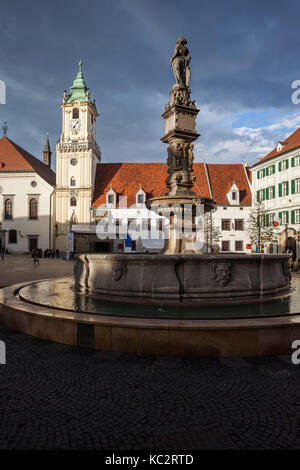 Stadt Bratislava in der Slowakei, Altstadt Hauptplatz mit Roland Brunnen und Rathaus bei Sonnenuntergang. Stockfoto