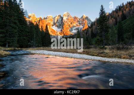 Herbst Sonnenuntergang beleuchtet die hohen Gipfel. Panaveggio venagia Tal Naturpark Dolomiten Trentino Alto Adige Italien Europa. Stockfoto