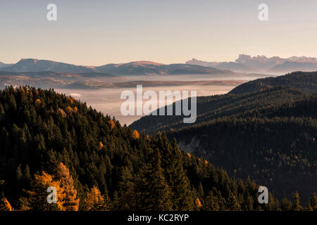 Italien, Trentino Alto Adige, Nonstal, Panoramablick von Luco Berg, im Hintergrund sehen Sie die Rosengarten. Stockfoto