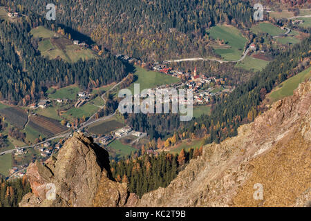 Italien, Trentino Alto Adige, Tal, Ansicht von Luco Berg, San Pancrazio ist ein traditionelles Dorf Südtirols mit seinen typischen Kirche mit einem Stockfoto