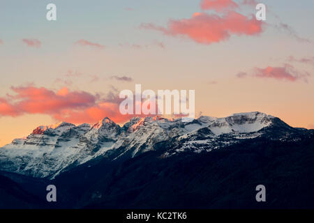 Italien, Trentino Alto Adige, Nonstal, Dawn auf Maddale Gruppe in einem Wintertag. Stockfoto