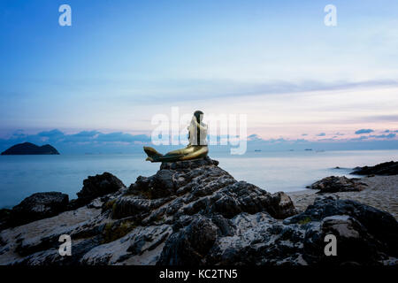 Die Meerjungfrau auf den Felsen am Strand in Samilar Songkhla, Thailand Stockfoto