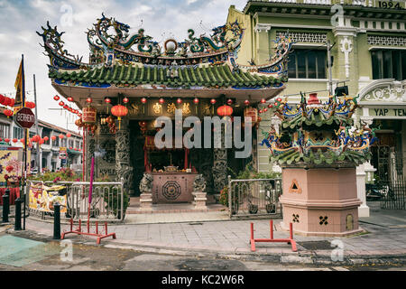 Georgetown, Penang, Malaysia - 11. Februar 2017: Street View der Choo Chay Keong Tempel grenzt an Yap Kongsi clan House, Armenian Street, George Stockfoto