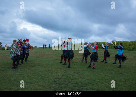 Morris Dancers auf der West Hill in Hastings, East Sussex uk Tanzen in der Morgendämmerung am 1. Mai Stockfoto