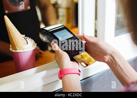 Person zahlt die Rechnung im Cafe Stockfoto
