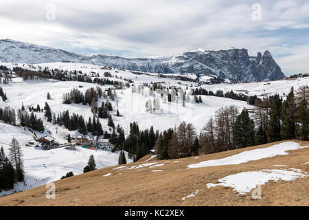 Winter Blick aus der Gruppe Schlern. Alm. Westlichen Dolomiten. Trentino Alto Adige. Italien. Europa Stockfoto