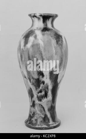 Kleine Vase, 19. Jahrhundert, Japan, Lehm bedeckt mit Glasur (Seto Ware), H.6 1/8 in. (15,6 cm), Keramik Stockfoto