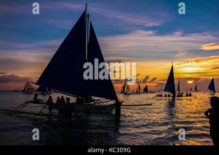 Boracay, Philippinen - 16 Sep 2015: Sonnenuntergang über dem Strand von Boracay, Philippinen Stockfoto