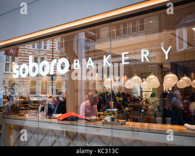 Das Fenster und melden Sie sich an Der Soboro Bäckerei Japanische und Koreanische Restaurant und Cafe Petty Cury Cambridge Großbritannien Stockfoto