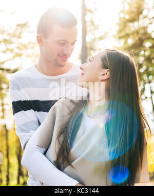 Glückliches junges Paar in Liebe umarmen. Parkplatz im Freien. Paar Glück. Stockfoto