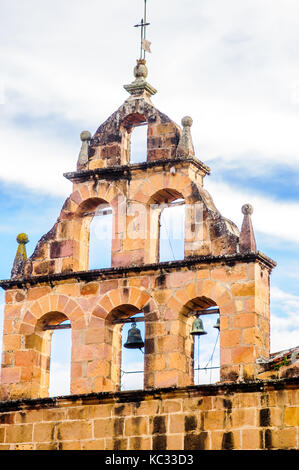 Blick auf den Glockenturm der kolonialen Kirche im Dorf guane in Kolumbien Stockfoto