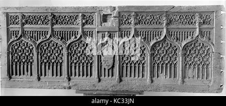 Thorax-SEITENAIRBAG VORNE, 15. Jahrhundert, Französisch, Nussbaum, Gesamt: 26 1/2 x 71 3/8 x 1 5/8 in. (67,3 x 181.3 x 4.1 cm), Woodwork-Furniture Stockfoto