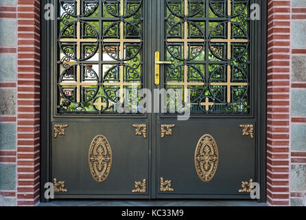 Details der griechisch-orthodoxen Kirche, Teil einer Eingang, dekoriert Metall Türen. Stockfoto