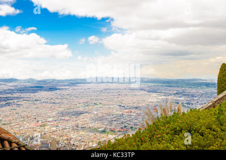 Blick auf das Stadtbild von Bogota von Monserrate Stockfoto