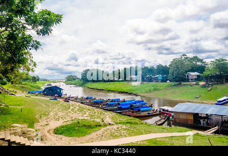 Blick auf die Boote auf dem Fluss Amazonas im Regenwald Stockfoto