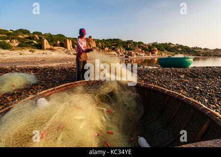 Fischer bei Co thach Strand am frühen Morgen sammeln, Binh Thuan, Vietnam. co thach Strand ist neue Ziel für Fotografen. Stockfoto