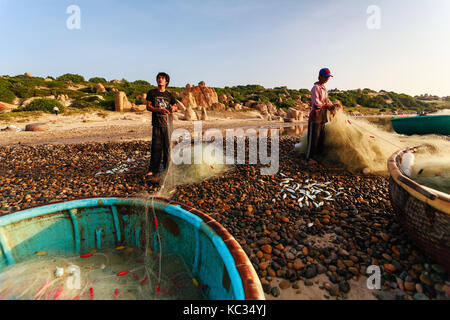 Fischer bei Co thach Strand am frühen Morgen sammeln, Binh Thuan, Vietnam. co thach Strand ist neue Ziel für Fotografen. Stockfoto