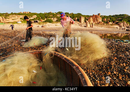 Fischer bei Co thach Strand am frühen Morgen sammeln, Binh Thuan, Vietnam. co thach Strand ist neue Ziel für Fotografen. Stockfoto