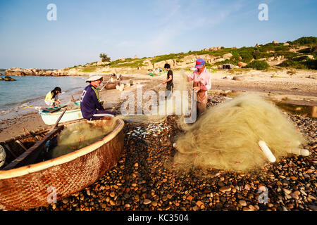 Fischer bei Co thach Strand am frühen Morgen sammeln, Binh Thuan, Vietnam. co thach Strand ist neue Ziel für Fotografen. Stockfoto