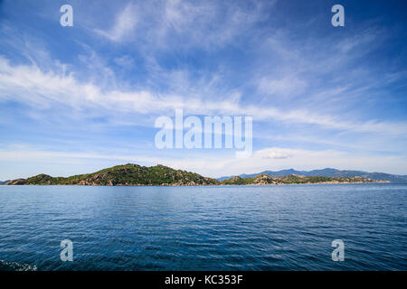 Schöne Inseln in Cam Ranh Bay, Khanh Hoa, Vietnam. Cam Ranh Bay ist ein Deep Water Bay in Vietnam in der Provinz Khanh Hoa Provinz Stockfoto