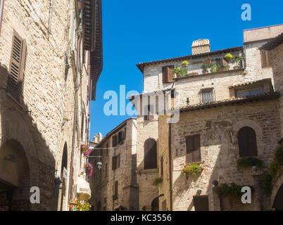 Assisi, Italien. Blick auf die Straßen der Altstadt, die zum UNESCO-Weltkulturerbe Stockfoto