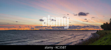 Panorama der Ostsee steinigen Küste und Tallinn City Skyline im Sonnenaufgang von stürmischen Morgen Stockfoto