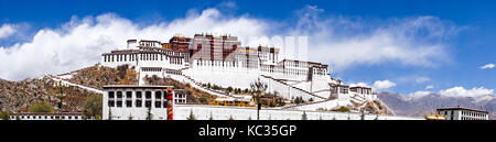 Panoramablick auf den Potala Palast, der ehemalige Dalai Lama in Lhasa - Tibet Stockfoto