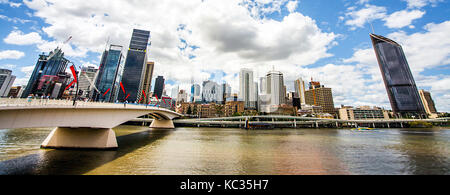 Skyline von Brisbane mit Victoria Bridge Stockfoto