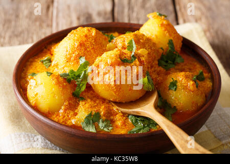 Köstliche indische Kartoffel dum aloo in Currysauce close-up in eine Schüssel. Horizontale Stockfoto