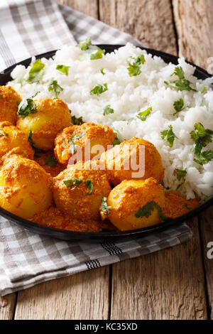 Leckere hausgemachte Kashmiri dum aloo Kartoffeln mit Reis close-up auf dem Tisch. Vertikale Stockfoto