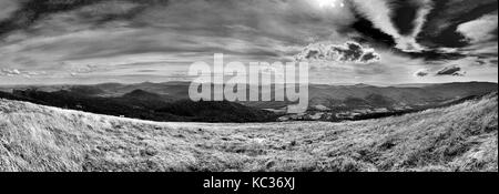 Schöner Panoramablick auf die Bieszczady-Berge im Frühherbst, Bieszczady-Nationalpark (poln.: Bieszczadzki-Park Narodowy), Polen. Stockfoto