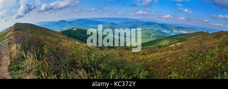 Schöner Panoramablick auf die Bieszczady-Berge im Frühherbst, Bieszczady-Nationalpark (poln.: Bieszczadzki-Park Narodowy), Polen. Stockfoto