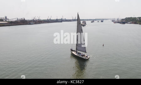 Ein Segelboothafen mit einer großen Anzahl von Segelbooten. Segelhafen. Antenne Stockfoto