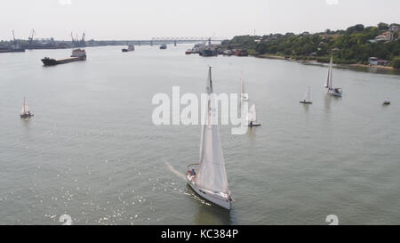 Tankschiff und Segelboot auf dem Fluss. Luftaufnahme. Segelboote und ein Tankschiff Stockfoto