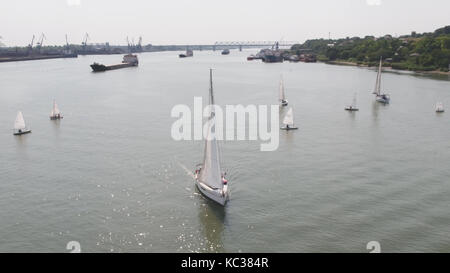 Tankschiff und Segelboot auf dem Fluss. Luftaufnahme. Segelboote und ein Tankschiff Stockfoto