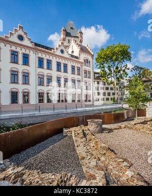 Deutschland, Nordrhein-Westfalen, Dortmund-Hörde, Ansicht der Hörder Burg Hörder Bach mit excaved alte Burg Stiftungen Stockfoto