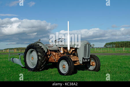 1956 Ferguson FE-35 Grau gold Traktor Stockfoto