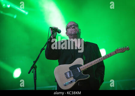 Norwegen, Oslo – 11. August 2017. Die amerikanische Rockband Pixies spielt ein Konzert während des norwegischen Musikfestivals Øyafestivalen 2017 in Oslo. Hier ist Sänger, Songwriter und Musiker Black Francis live auf der Bühne zu sehen. Stockfoto