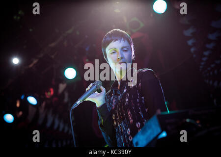 Die amerikanische Synthpop-Band Poliça (oft als Polica geschrieben) spielt ein Live-Konzert im Parkteatret in Oslo. Hier ist Sänger und Songwriter Channy Leaneagh live auf der Bühne zu sehen. Norwegen, 31/10 2016. Stockfoto