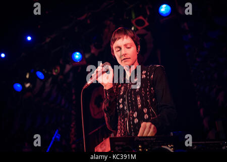 Die amerikanische Synthpop-Band Poliça (oft als Polica geschrieben) spielt ein Live-Konzert im Parkteatret in Oslo. Hier ist Sänger und Songwriter Channy Leaneagh live auf der Bühne zu sehen. Norwegen, 31/10 2016. Stockfoto