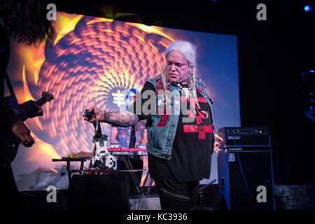 Die experimentelle Musik Gruppe Psychic TV führt eine Live Show bei Vulkan Arena in Oslo. Hier Sänger, Performance Künstler, Dichter und okkultist Genesis P-Orridge ist live auf der Bühne gesehen. Norwegen, 01/12 2015. Stockfoto