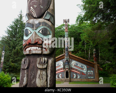 Totem Pole und Clan House, Totem Bight State Historical Park, Ketchikan, Alaska, USA. Stockfoto