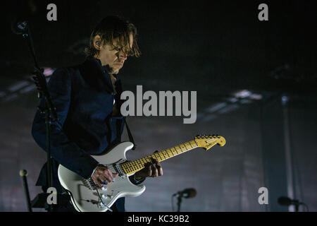 Die englische Rockband Radiohead spielt ein Live-Konzert beim spanischen Musikfestival Primavera Sound 2016 in Barcelona. Hier ist Gitarrist Ed O'Brien live auf der Bühne zu sehen. Spanien, 03/06 2016. Stockfoto