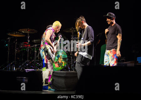 Die US-amerikanische Rockband Red Hot Chili Peppers führt ein Live Konzert in Orange Stadium an der Telenor Arena in Oslo. Hier Sänger und Songwriter Anthony Kiedis ist (R) gesehen, live auf der Bühne mit Bassist Flea (L) und Gitarrist Josh Klinghoffer (c). Norwegen, 08/09 2016. Stockfoto