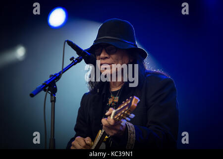 Der amerikanische Folk- und Bluessänger, Songwriter und Musiker Sixto Diaz Rodríguez ist besser bekannt als Rodríguez und hier gibt es Live-Konzert beim norwegischen Musikfestival Øyafestivalen 2013. Rodriguez wurde berühmt mit dem preisgekrönten Dokumentarfilm Searching for Sugar man. Norwegen, 08/08 2013. Stockfoto